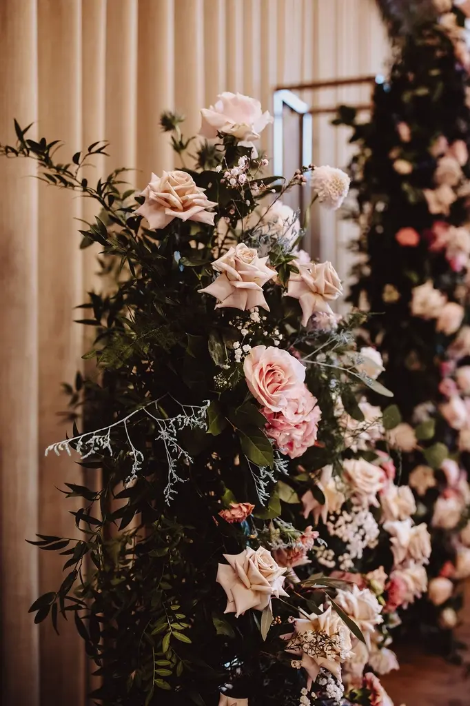 Scena z ceremonii ślubnej, w otoczeniu kwiatów i zieleni, ilustrująca realizację pracy wedding plannerki na Mazowszu Scena z ceremonii ślubnej, w otoczeniu kwiatów i zieleni, ilustrująca realizację pracy wedding plannerki na Mazowszu