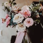 Wedding Planner Warszawa, Bukiet różowych i niebieskich kwiatów na stole, idealny do dekoracji ślubnych