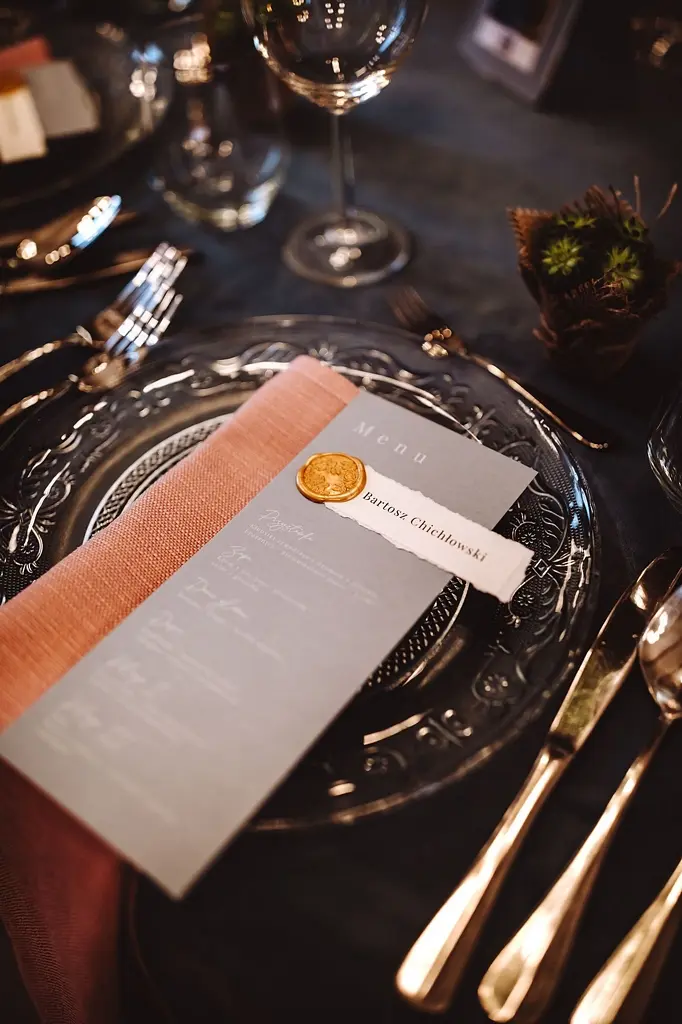 Wedding planner Warszawa, wyjątkowe nakrycie stołu na weselu, menu weselne z ręcznym lakowaniem, kryształowe podtalerze Wedding planner Warszawa, wyjątkowe nakrycie stołu na weselu, menu weselne z ręcznym lakowaniem, kryształowe podtalerze