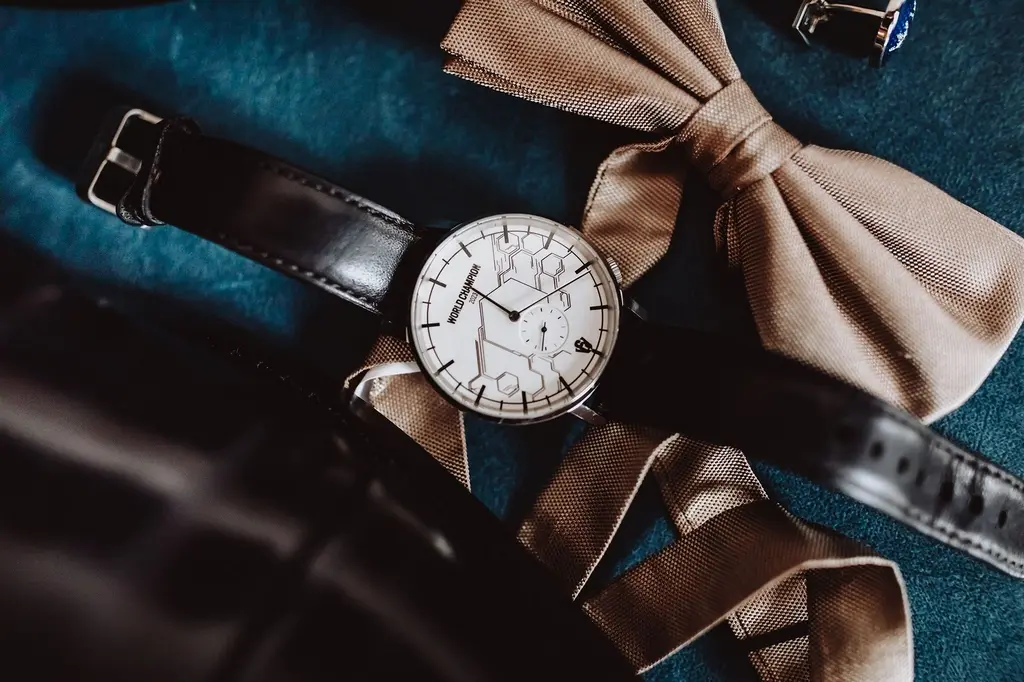 Zestaw akcesoriów zegarek, muszka i eleganckie buty, akcesoria ślubne Pana Młodego, kompleksowa organizacja ślubu na Mazowszu Zestaw akcesoriów zegarek, muszka i eleganckie buty, akcesoria ślubne Pana Młodego, kompleksowa organizacja ślubu na Mazowszu