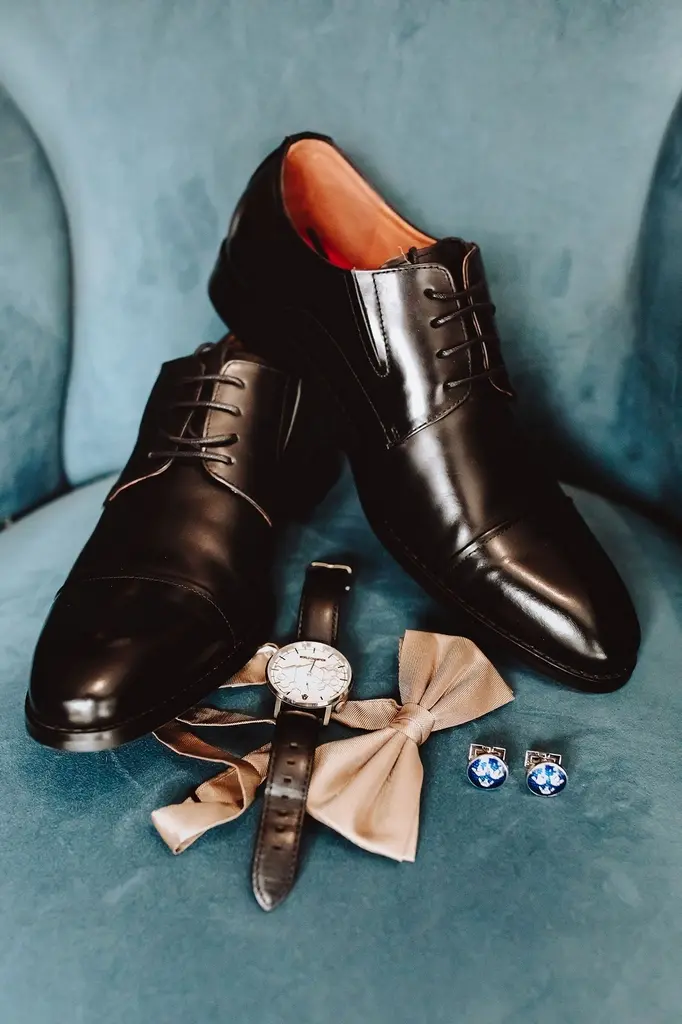 Zestaw eleganckich akcesoriów Pana Młodego, czarne skórzane buty, zegarek, spinki do mankietów i krawat, ślub w Warszawie Zestaw eleganckich akcesoriów Pana Młodego, czarne skórzane buty, zegarek, spinki do mankietów i krawat, ślub w Warszawie