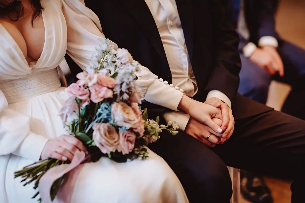 bukiet ślubny 2025, para młoda trzymająca się za ręce w trakcie ceremonii ślubu, organizacja ślubu Warszawa bukiet ślubny 2025, para młoda trzymająca się za ręce w trakcie ceremonii ślubu, organizacja ślubu Warszawa