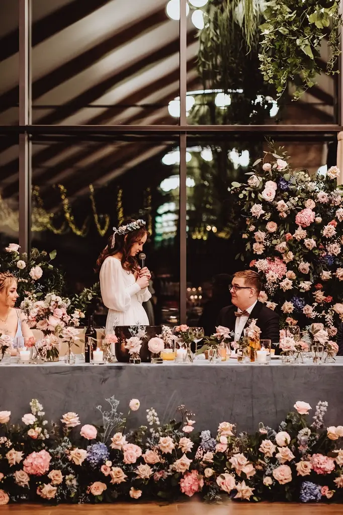ekskluzywne dekoracje kwiatowe, panna młoda wygłasza toast podczas wesela, wsparcie konsultantki ślubnej z Warszawy ekskluzywne dekoracje kwiatowe, panna młoda wygłasza toast podczas wesela, wsparcie konsultantki ślubnej z Warszawy