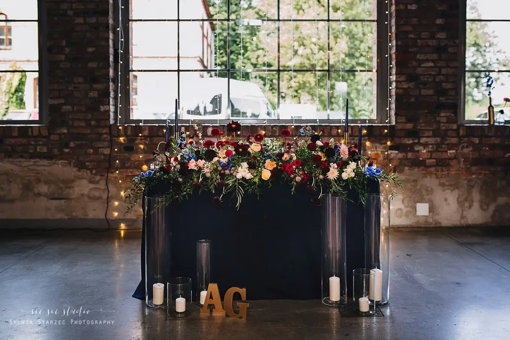 industrialne wesele w Katowicach, organizowane przez wedding plannerkę na śląsku, stół pary młodej industrialne wesele w Katowicach, organizowane przez wedding plannerkę na śląsku, stół pary młodej