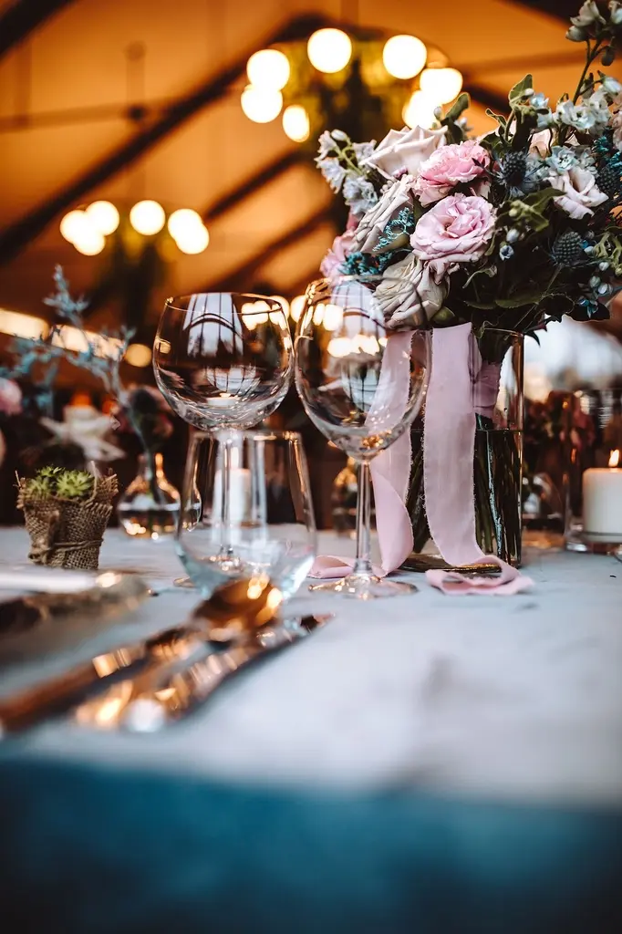 jak udekorować sale weselną, złote sztućce, sukulenty, piękne kompozycje kwiatowe, organizacja wesela na Mazowszu jak udekorować sale weselną, złote sztućce, sukulenty, piękne kompozycje kwiatowe, organizacja wesela na Mazowszu