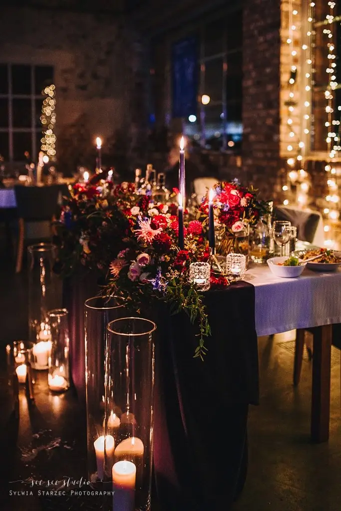 klimatyczne dekoracje ślubne, girlandy na sali weselnej w Katowicach, koordynacja ślubu przez wedding plannerkę ze śląska