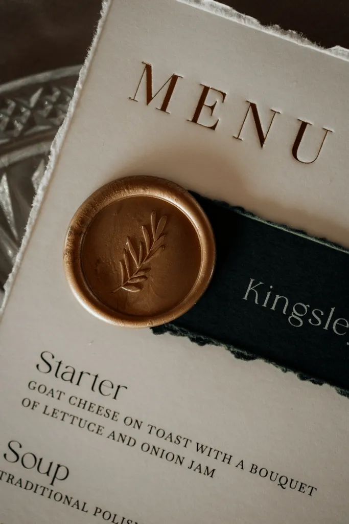 menu weselne ozdabiane lakowaną pieczątką, ekskluzywna papeteria ślubna