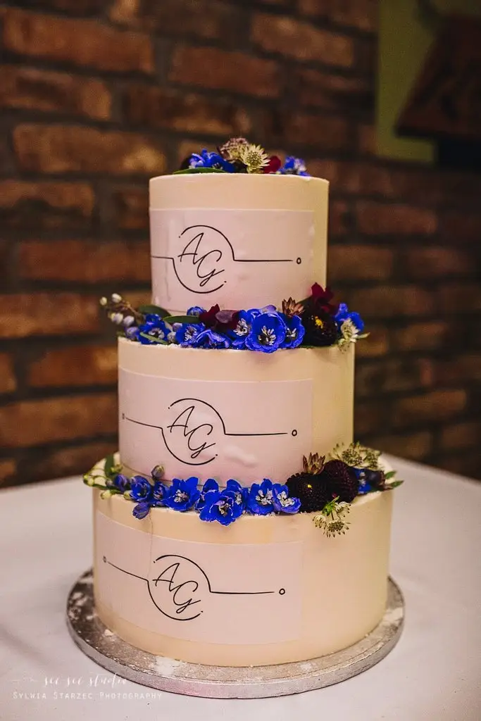 naked cake w niebieskimi dodatkami zorganizowany przez wedding plannerkę z Katowic naked cake w niebieskimi dodatkami zorganizowany przez wedding plannerkę z Katowic