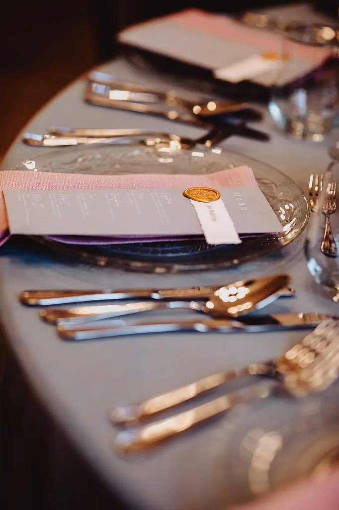 nakrycie stołu weselnego, jak usadzać gości na weselu, menu weselne dla każdego gościa, ślub w Stolicy nakrycie stołu weselnego, jak usadzać gości na weselu, menu weselne dla każdego gościa, ślub w Stolicy