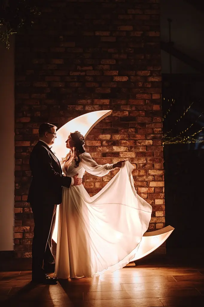 para młoda na tle księżyca, ceglane ściany nadają wyjątkowy styl sali weselnej, wedding planner Warszawa para młoda na tle księżyca, ceglane ściany nadają wyjątkowy styl sali weselnej, wedding planner Warszawa