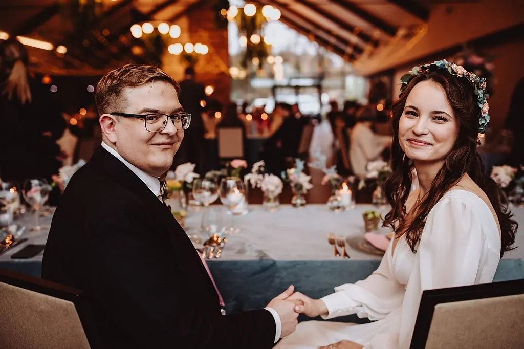 para młoda przy stole, podziękowania dla wedding plannerki z Warszawy, wyjątkowa zabawa para młoda przy stole, podziękowania dla wedding plannerki z Warszawy, wyjątkowa zabawa