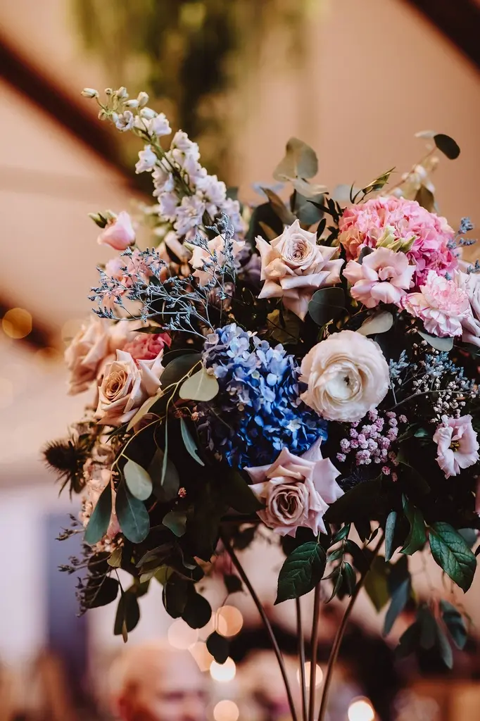 piękny bukiet na sali weselnej, niebieskie, różowe jasne kwiaty w bukiecie weselnym, kompleksowa organizacja ślubu i wesela w Warszawie piękny bukiet na sali weselnej, niebieskie, różowe jasne kwiaty w bukiecie weselnym, kompleksowa organizacja ślubu i wesela w Warszawie