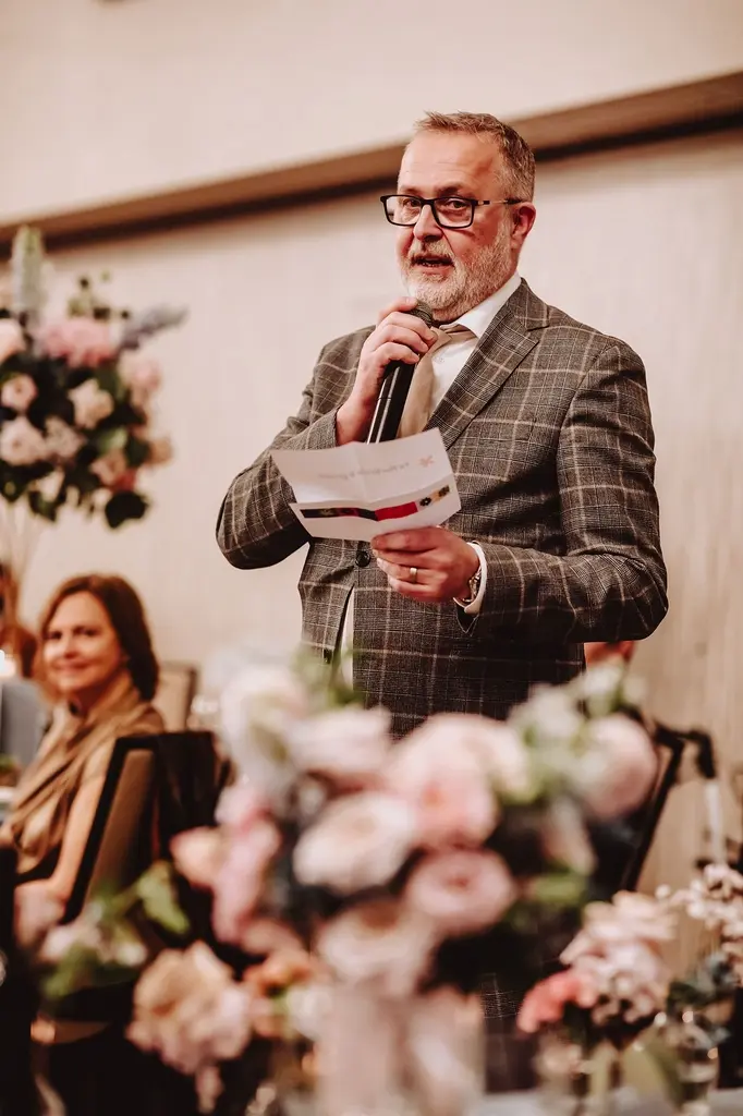 przemówienia na weselu, jak wygłosić przemowę weselną, ojciec panny młodej wygłasza toast na weselu, wedding Planner Warszawa przemówienia na weselu, jak wygłosić przemowę weselną, ojciec panny młodej wygłasza toast na weselu, wedding Planner Warszawa