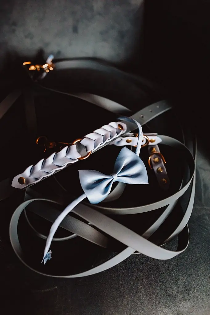 przygotowanie pana młodego, niebieska muszka, delikatny pasek, ślub w Warszawie przygotowanie pana młodego, niebieska muszka, delikatny pasek, ślub w Warszawie