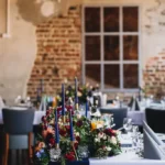 sala w katowicach ze starymi ścianami z cegieł, bogate dekoracje kwiatowe, wedding planner Katowice