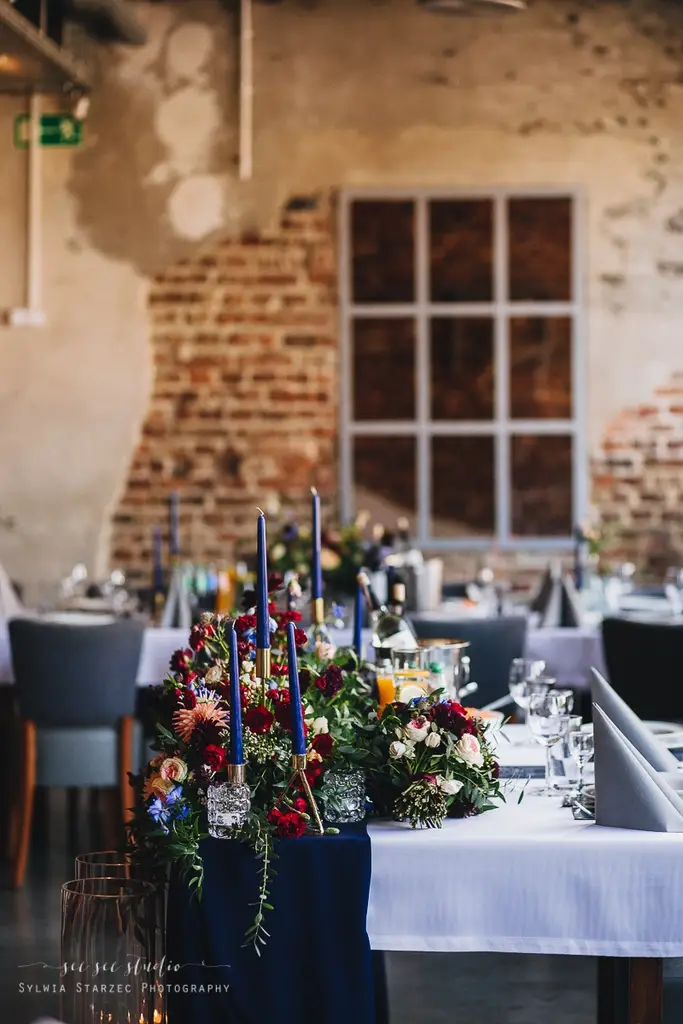 sala w katowicach ze starymi ścianami z cegieł, bogate dekoracje kwiatowe, wedding planner Katowice sala w katowicach ze starymi ścianami z cegieł, bogate dekoracje kwiatowe, wedding planner Katowice