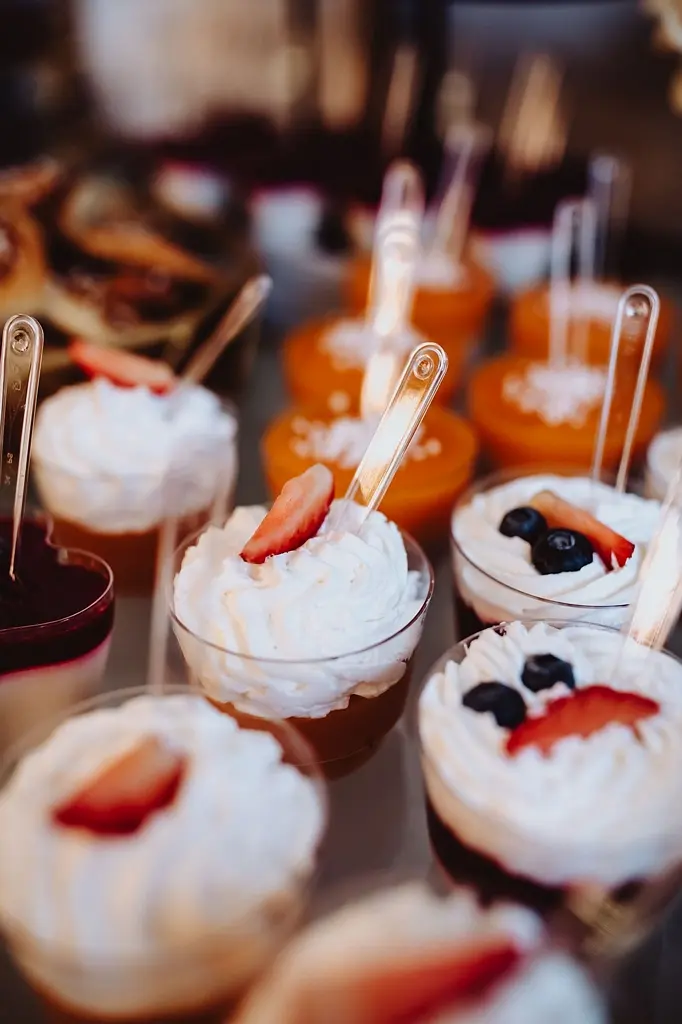 słodki stół na wesele, mini desery na wesele, dlaczego warto współpracować z konsultantką ślubną z Warszawy słodki stół na wesele, mini desery na wesele, dlaczego warto współpracować z konsultantką ślubną z Warszawy