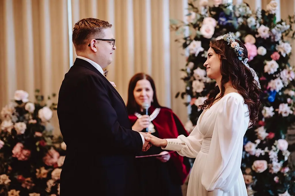 ślub cywilny na sali weselnej, ceremonia na sali weselnej, para młoda składa przysięgę, wedding planner Warszawa ślub cywilny na sali weselnej, ceremonia na sali weselnej, para młoda składa przysięgę, wedding planner Warszawa