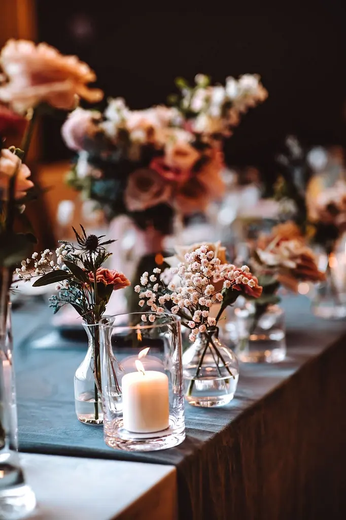 ślub i wesele w Warszawie, bogate kompozycje kwiatowe, niskie i wysokie bukiety na stole pary młodej ślub i wesele w Warszawie, bogate kompozycje kwiatowe, niskie i wysokie bukiety na stole pary młodej