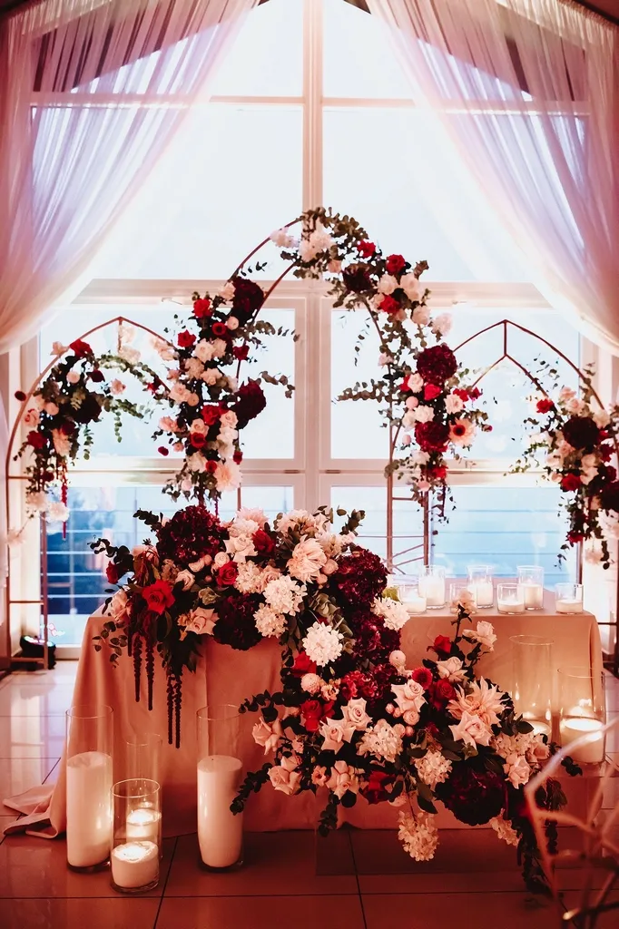 stół pary młodej, obfite dekoracje, czerwone dekoracje, wedding planner stół pary młodej, obfite dekoracje, czerwone dekoracje, wedding planner