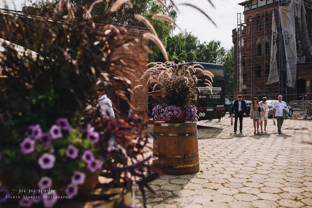 wedding planner Katowice, organizacja transportu na wesele, goście przed industrialną salą w Katowicach wedding planner Katowice, organizacja transportu na wesele, goście przed industrialną salą w Katowicach