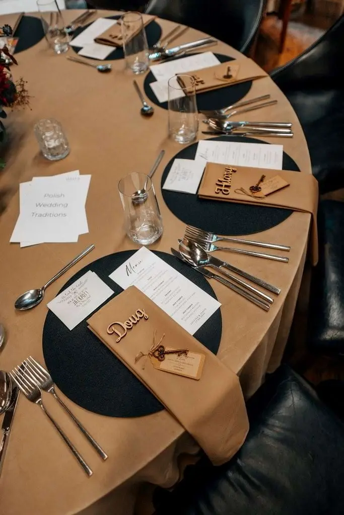 wedding planner Kraków – drewniane winietki ekskluzywny wystrój stołu drewniane dekoracje wedding planner Kraków - drewniane winietki ekskluzywny wystrój stołu drewniane dekoracje