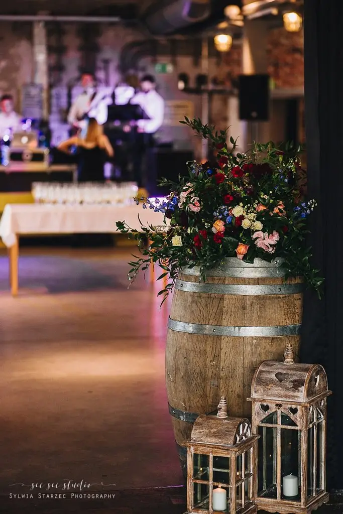 wedding planner katowice, pomysł na dekoracje przed salą weselną w industrialnym stylu