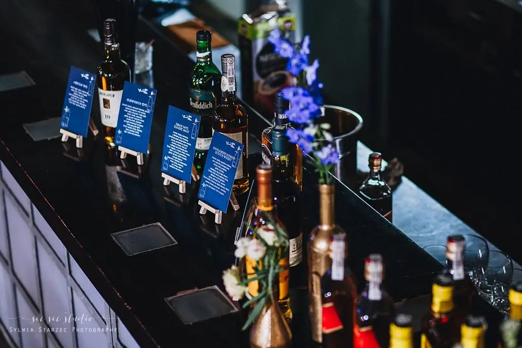whisky bar na industrialnym weselu, wsparcie wedding plannerki z Katowic w trakcie przygotowań do wesela whisky bar na industrialnym weselu, wsparcie wedding plannerki z Katowic w trakcie przygotowań do wesela