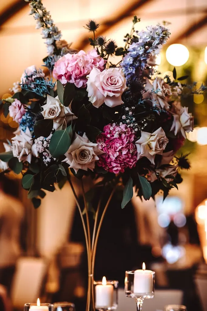 wysokie kompozycje kwiatowe na stół weselny, różowo niebieskie kwiaty, piękna kompozycja, ślub i wesele w Warszawie wysokie kompozycje kwiatowe na stół weselny, różowo niebieskie kwiaty, piękna kompozycja, ślub i wesele w Warszawie